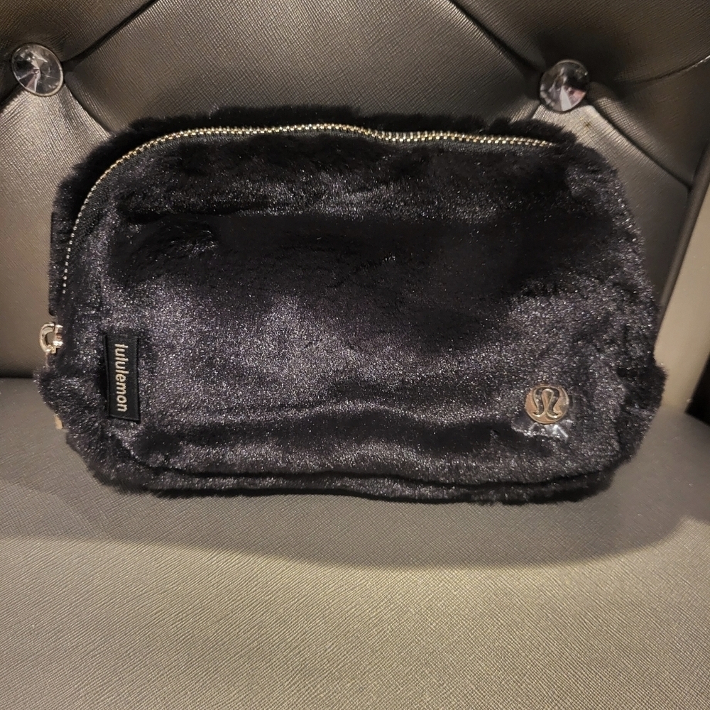 Lululemon Everywhere Belt Bag Plush Black